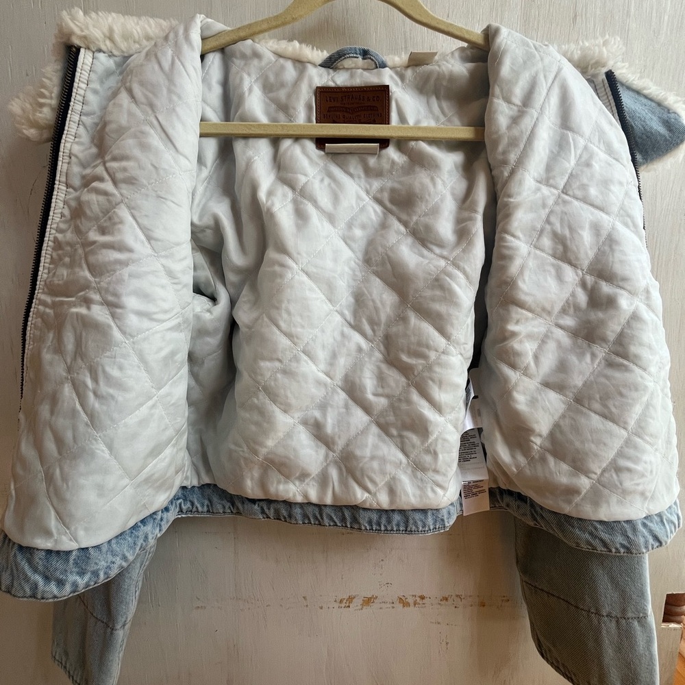 LEVI"S Retro Faux Fur Trim Zip-Up Denim Trucker Jacket - Picture 10 of 13